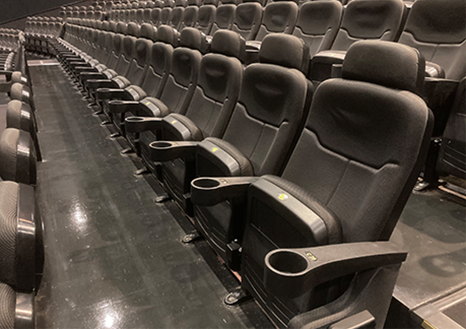 某映画館様　座席の総入れ替えに伴う撤去、収集運搬・処分事例