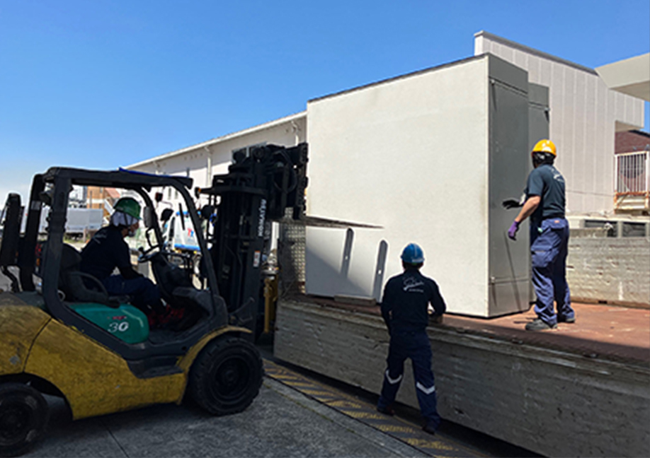 某博物館　大型展示ケース等の不要什器撤去